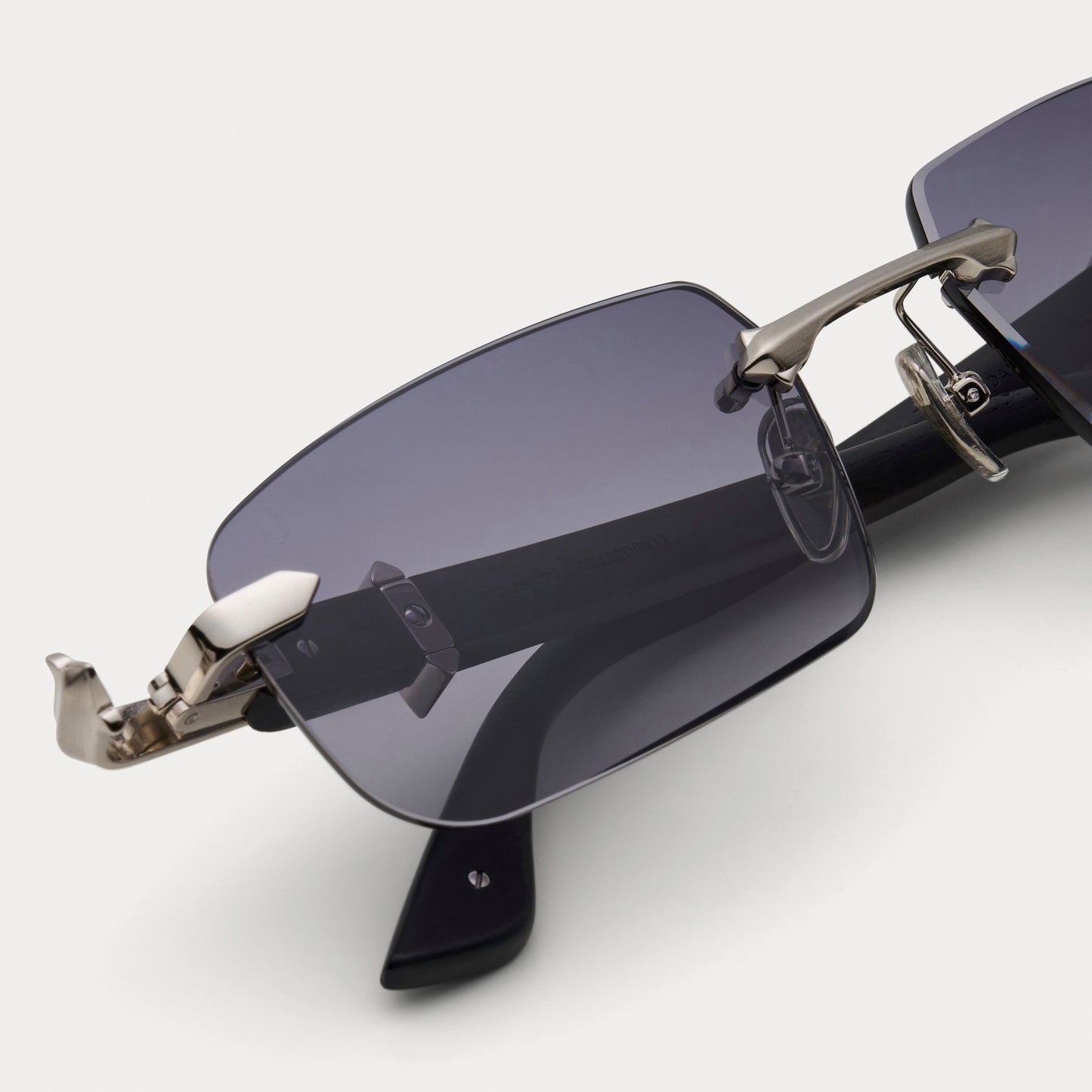 BLACK TINT SILVER CONFIDANTE