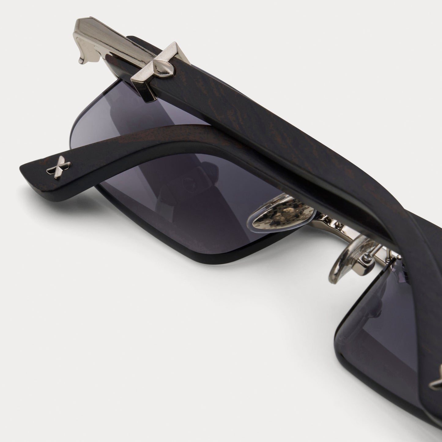 BLACK TINT SILVER CONFIDANTE