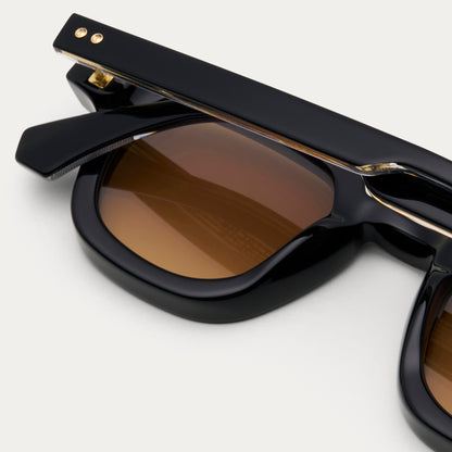 AMBER ATTACHÉ